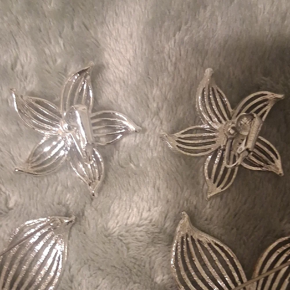 Sarah Coventry Silver Floral Pearl Appliqués Set